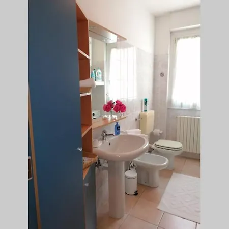 Incantevole Con Parcheggio Gratuito דירה טיראנו